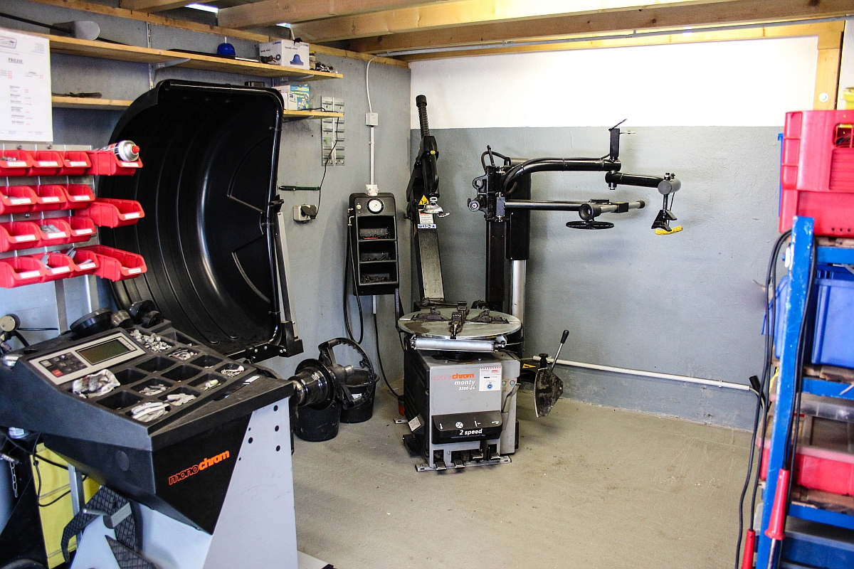 Wuchtmaschine und Reifenmontiermaschine der Werkstatt